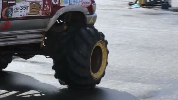 Monster truck roaring — Stock Video