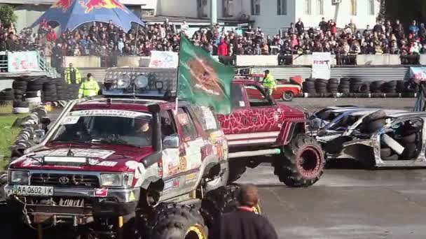 Dois caminhões monstro Bigfoot — Vídeo de Stock