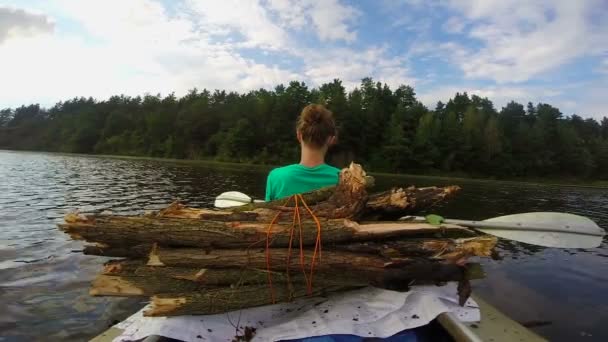 女性在皮划艇上休息 — 图库视频影像