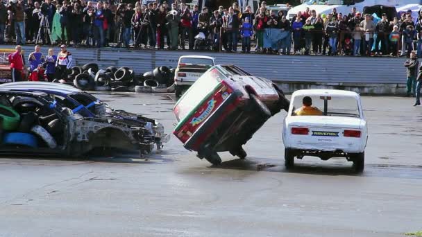 Stunt Show für Retro-Autos — Stockvideo