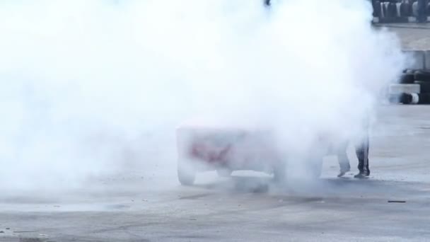 Человек тушит автомобильный пожар после аварии — стоковое видео