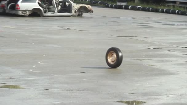 Rueda de coche rodando sobre asfalto — Vídeos de Stock