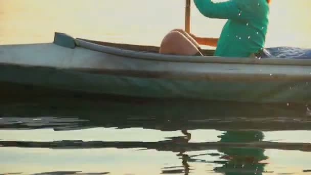 皮划艇的女孩旅游 — 图库视频影像