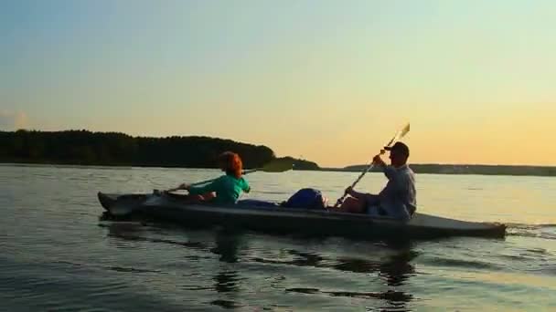 Hombre y mujer remando barco — Vídeos de Stock