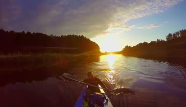 Gün batımında Kayak seyahat etmek