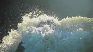 Yokuş aşağı çalışan su akışı