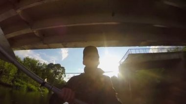 Turist kürek çekmeye tekne köprü altında