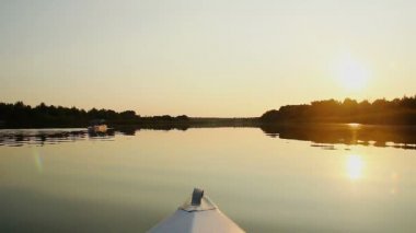 Turistler kano kürek çekmeye