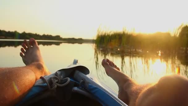 Turist flytta fötterna lekfullt under en båttur — Stockvideo