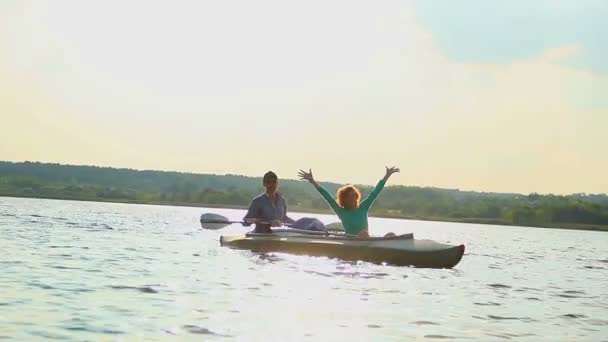 Pareja disfrutando de paseo en barco — Vídeo de stock