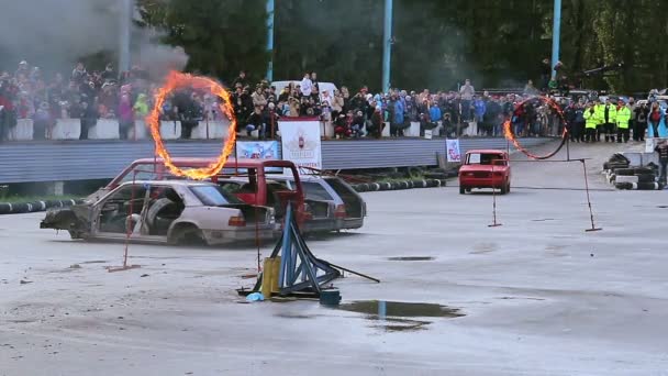 Stuntman realiza doble salto — Vídeo de stock