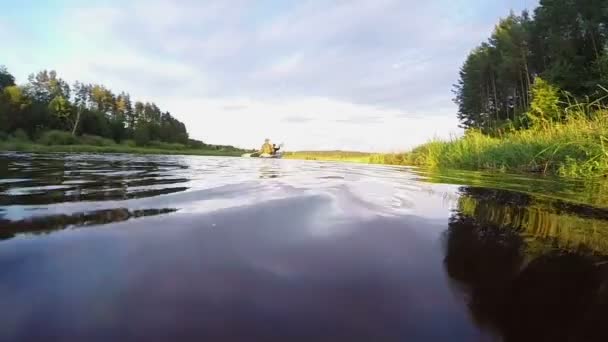 Turistas remando canoa — Vídeo de Stock
