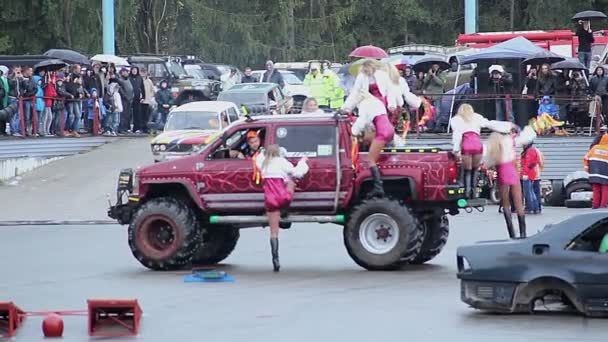 Cheerleaders hoppa av Bigfoot bil — Stockvideo