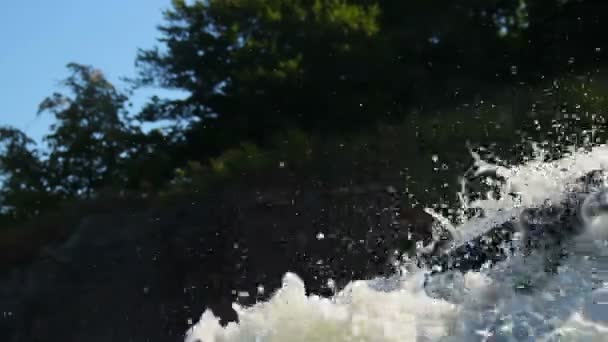 Voda šplouchá ve vzduchu — Stock video