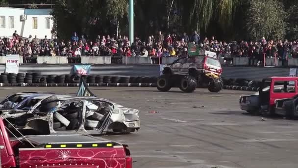 Bigfoot truck onderhoudend kijkers — Stockvideo