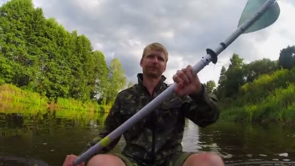 Pêcheur pagayeur bateau — Video