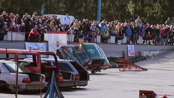 Stuntmen salir del coche — Vídeos de Stock