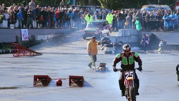 Stunt siendo atropellado por la motocicleta — Vídeos de Stock