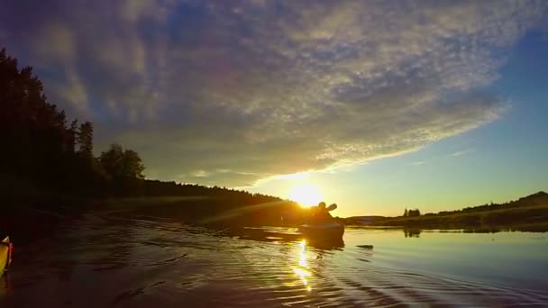 Touristes naviguant au coucher du soleil — Video