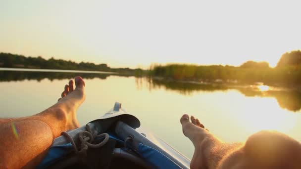 Male feet resting on boat. — Stock Video