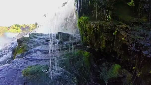 Ruscello d'acqua martellante contro rocce — Video Stock