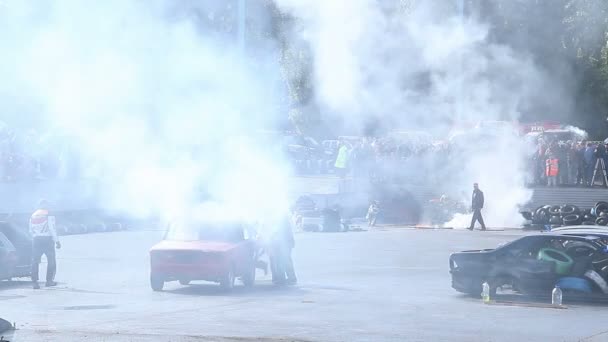 Equipo de rescate extingue fuego del coche — Vídeo de stock