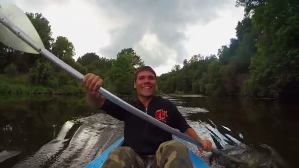 Atleta activamente remando barco — Vídeo de stock