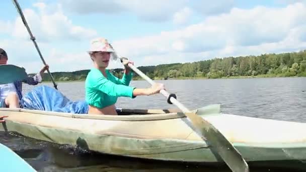 Pareja remando kayak — Vídeos de Stock