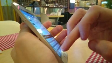 Sohbet online, manifatura, adam café'de kablosuz bağlantı kullanarak