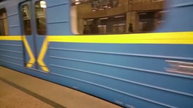 Metro istasyonu terk, hız, hızlı hareket kazanıyor metro treni