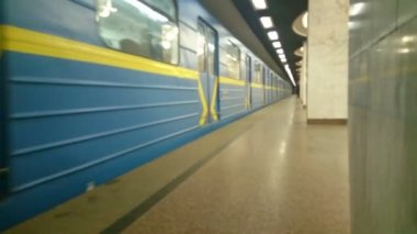 Metro treni varış, birçok kişi bırakın arabalar, Bitirim İkili