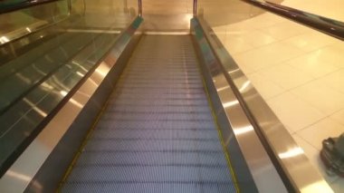 Yavaş yavaş aşağıya taşınması, sonunda, alışveriş merkezi ulaşan yürüyen merdiven