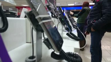 İstemci, teknoloji sergisi için danışman gösteren yeni becerikli alet