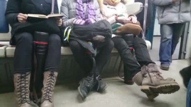 Yolcular metro araba saatinde, Belediye ulaşım girin.