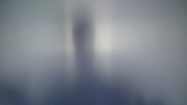 Garip komik şekilde, deli kişi hareketli korkunç siluet