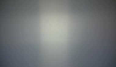 Erkek siluet gelişmekte olan, yanıp sönen, korkutucu jestleri korkunç