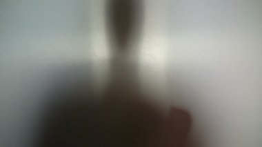 Adamın ihtiyacı yardım, uyuşturucu bağımlılığı, doğaüstü yaratık siluet