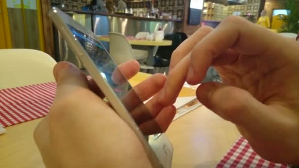 Молодой человек делится фотографиями с помощью приложения на сенсорном телефоне — стоковое видео