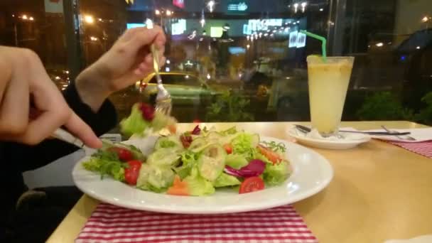 Guy desfrutando de salada apetitosa, comendo fora, tendo um jantar com pouca gordura — Vídeo de Stock