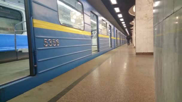 Estación final en el metro, pocas personas en la plataforma, luces apagadas — Vídeos de Stock