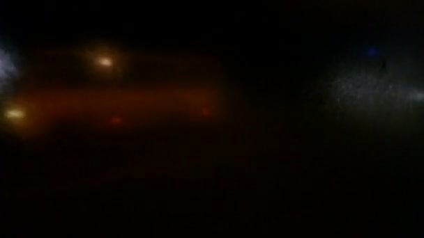 Vue dans l'obscurité pluvieuse, mauvaise visibilité par la fenêtre de la voiture 