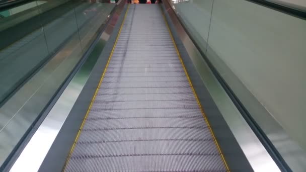 Moderna rulltrappa flyttar upp på affärer, köpcentrum, flygplatser — Stockvideo