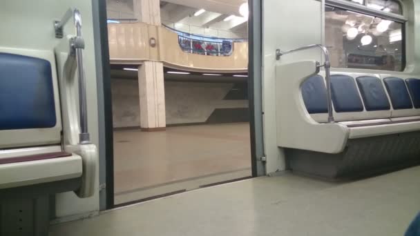 Metro portas do carro fechando, estação final, sem passageiros no trem — Vídeo de Stock