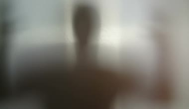 Yukarı ve aşağı stres bizzat elleriyle gizemli siluet