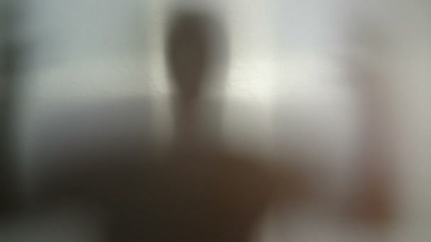 Mysterieuze silhouet met de handen op en neer, persoon in stress — Stockvideo