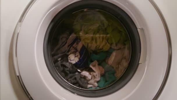 Waschmaschine voller Kleidung, Haushaltsgeräte, Waschsalon — Stockvideo