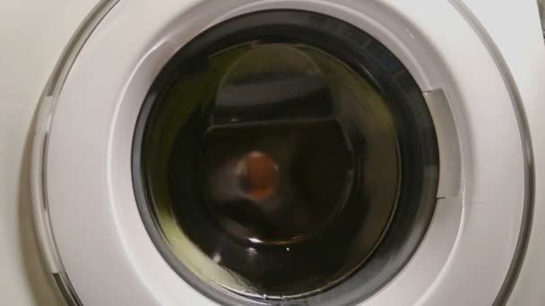 Máquina de lavar roupa girando em modo rápido, secagem têxtil, lavagem cerebral — Vídeo de Stock