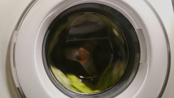 Wringen proces in de wasmachine, macht blackout, breuk — Stockvideo