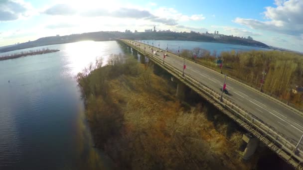 Flygfoto över vackert Höstlandskap, bilar på river bridge — Stockvideo