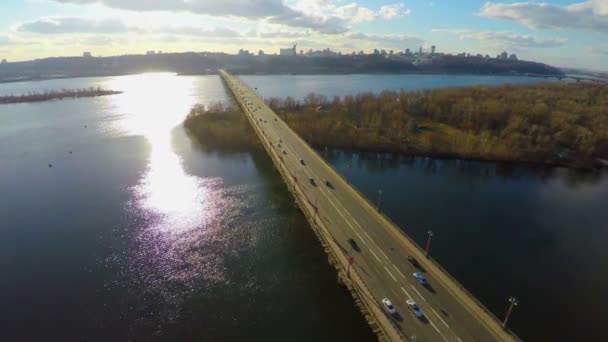 Journée ensoleillée dans la grande ville, pont de transport à travers la rivière 